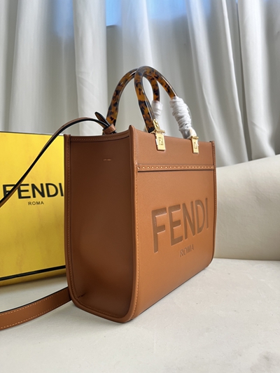 フェンディバッグ背面デザイン